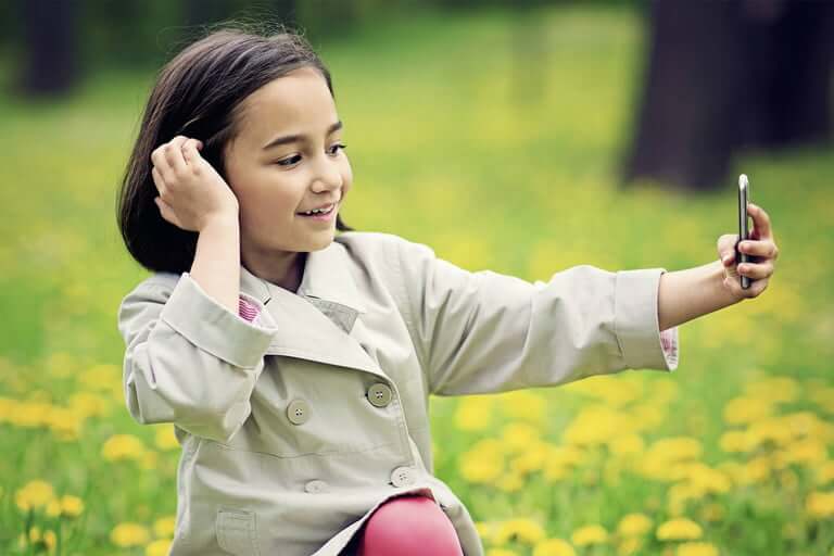 https://cdn.gabb.com/wp-content/uploads/2021/04/kids-phone-feat-image-768x512-min.jpg