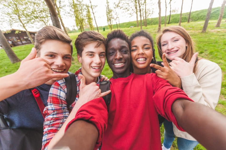 https://cdn.gabb.com/wp-content/uploads/2020/06/Teen-smartphone-pros-cons-950x633.jpeg