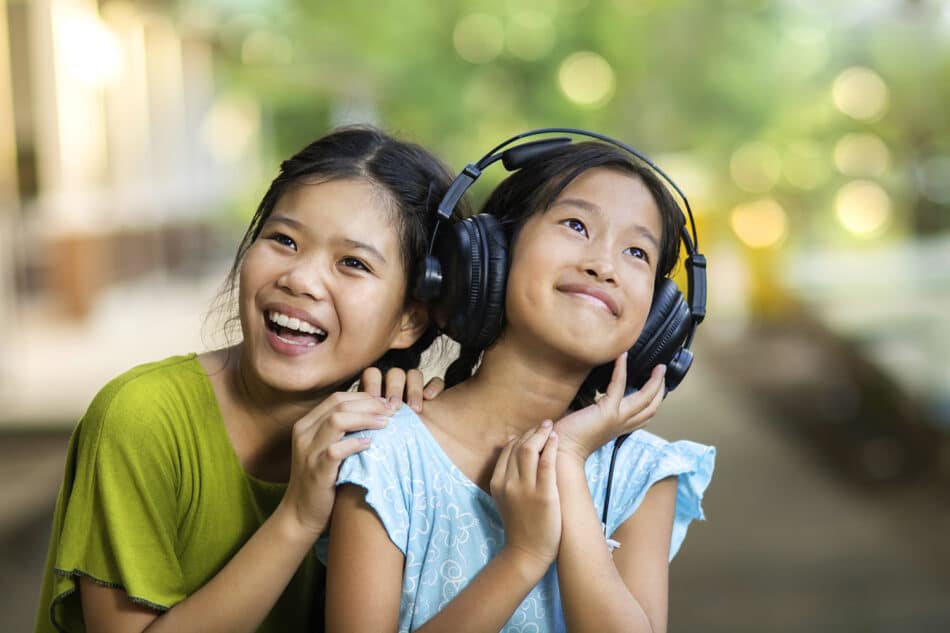 https://cdn.gabb.com/wp-content/uploads/2022/05/two-girls-sharing-music-950x633.jpeg